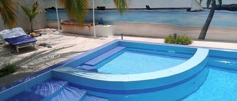 Una piscina al aire libre