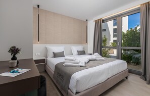 3 chambres, coffres-forts dans les chambres, fer et planche à repasser