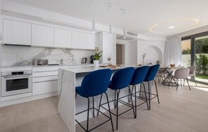 Kühlschrank, Ofen, Herdplatte, Geschirrspüler