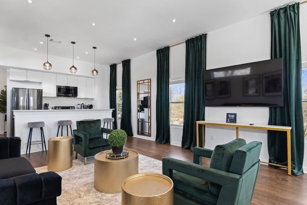 G2G - Beautiful Brand New Home - Downtown-Lux Beds