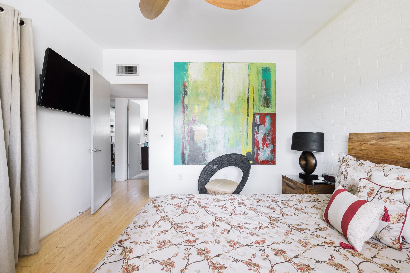 2 soverom, skrivebord, strykejern/-brett og wi-fi