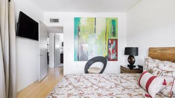 2 bedrooms, desk, iron/ironing board, WiFi