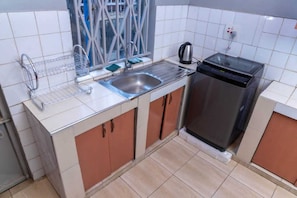 Frigorifero, microonde, bollitore elettrico, pentole/stoviglie/utensili