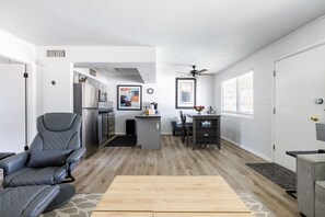 Smart TV, table tennis, books - Cool and Cozy 1-bedroom Condo in Old Town (Scottsdale)