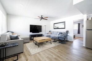 Smart TV, table tennis, books - Cool and Cozy 1-bedroom Condo in Old Town (Scottsdale)