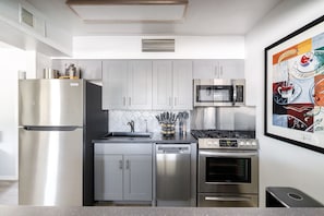 Réfrigérateur, four à micro-ondes, un four, surface de cuisson