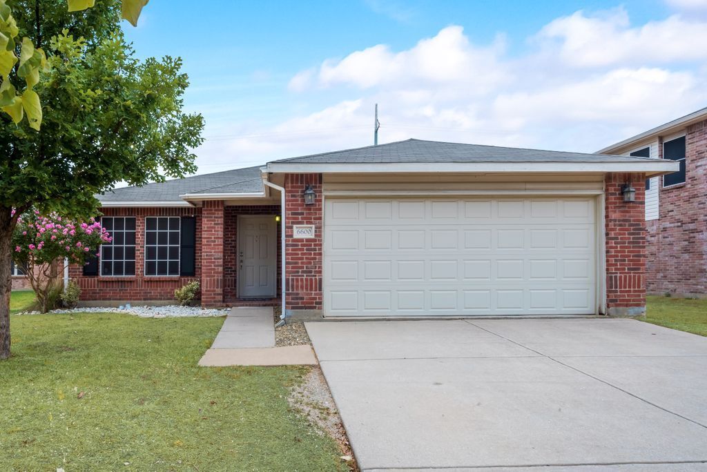 Spacious single story 3 bedroom 2 king bed with Large Back Yard!