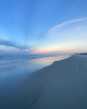 Sulla spiaggia, lettini da mare, teli da spiaggia