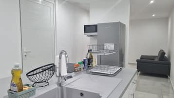 冰箱、微波炉、烤箱、炉灶