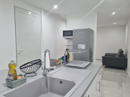 Fridge, microwave, oven, stovetop. Location Duplex 2 Pers. - Proche Plage - Jardin