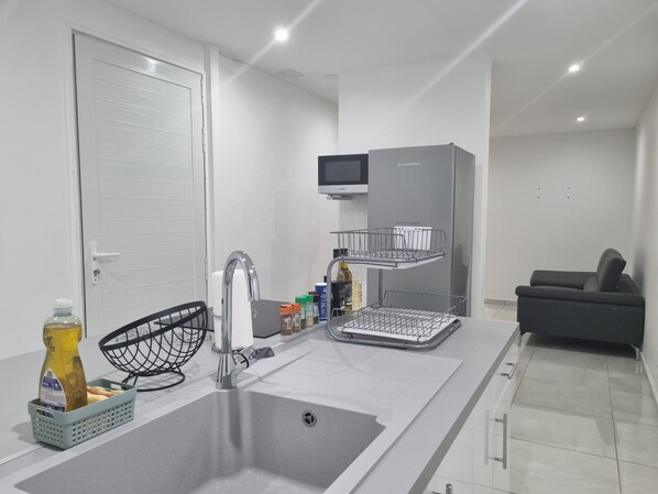 Fridge, microwave, oven, stovetop - Location Duplex 2 Pers. - Proche Plage - Jardin (Sainte-Anne)