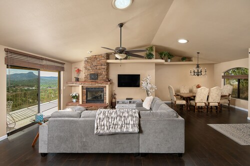 LOOK NO FURTHER-4,000sf Hillside with Views TV's & Pool Table
