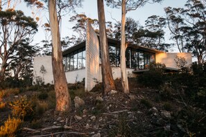 Exterior - Rocky Hills Retreat - Tasmanian Off-Grid Luxury (Swansea)