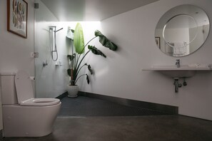 Shower, eco-friendly toiletries, hair dryer - Rocky Hills Retreat - Off-Grid Luxury on Tasmania's East Coast (Swansea)