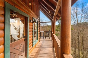 Outdoor dining - POOL! 4 KING BEDS. THEATER RM. HOT TUB. VIEWS. GAME ROOM. LOCATION! (Pigeon Forge)