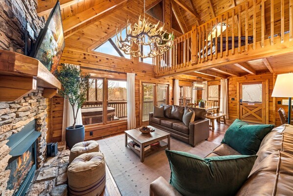 Smart TV, fireplace - POOL! 4 KING BEDS. THEATER RM. HOT TUB. VIEWS. GAME ROOM. LOCATION! (Pigeon Forge)