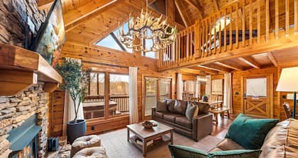 Location!! 4 Kings+ Queen, Hot Tub, Theater, Pool Table, Foosball, Treetop View!