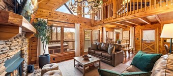 Location!! 4 Kings+ Queen, Hot Tub, Theater, Pool Table, Foosball, Treetop View!