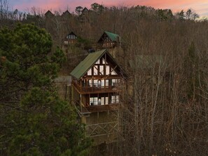 Exterior - POOL! 4 KING BEDS. THEATER RM. HOT TUB. VIEWS. GAME ROOM. LOCATION! (Pigeon Forge)