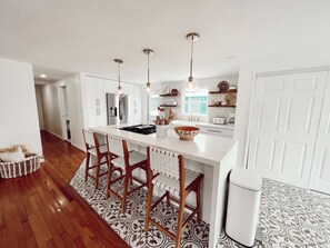 冰箱、微波炉、烤箱、炉灶