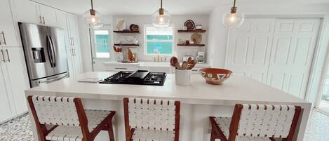 Kjøleskap, mikrobølgeovn, ovn og kokeplater