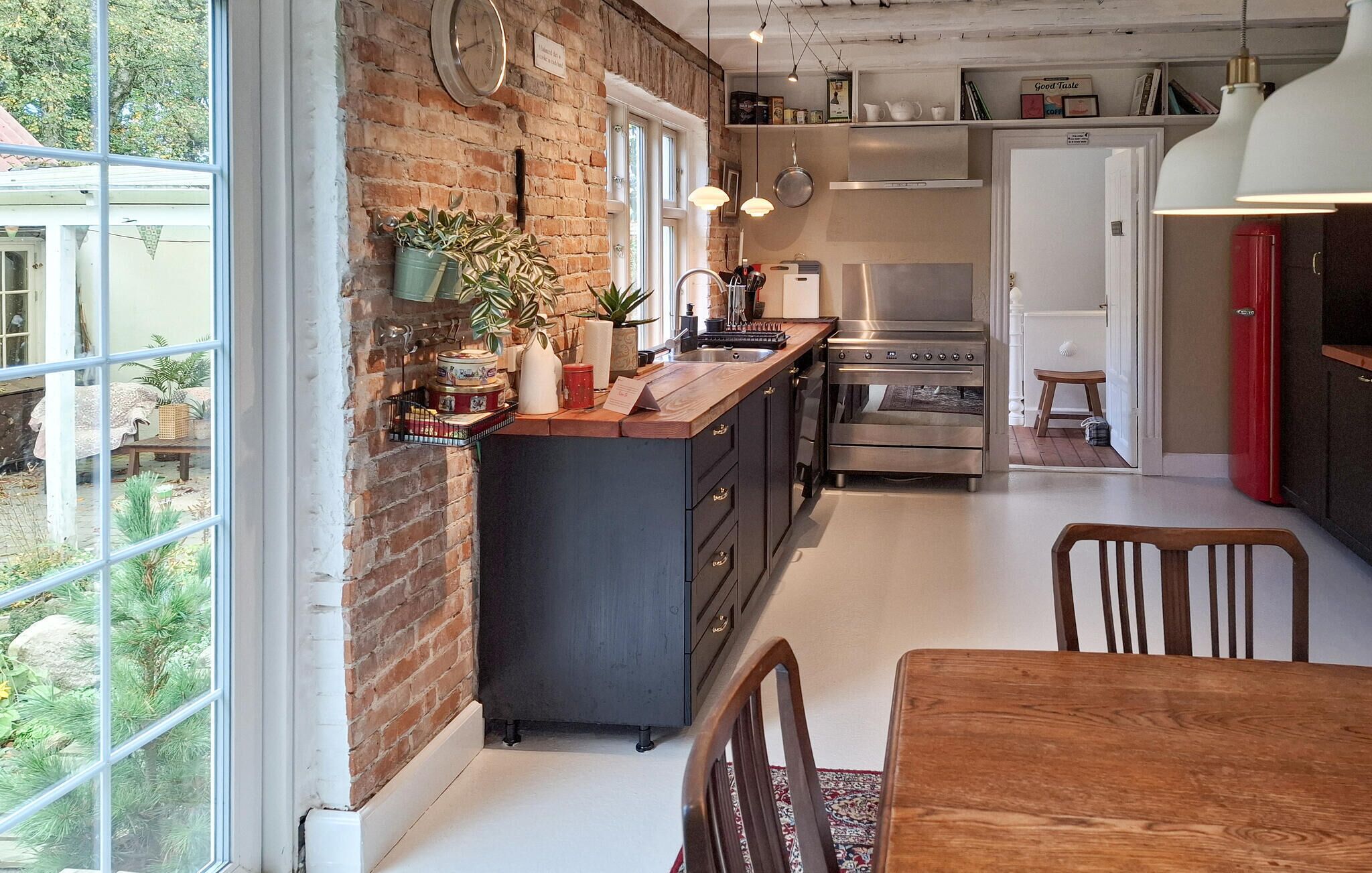 Kjøleskap, oppvaskmaskin og kaffetrakter/tekoker