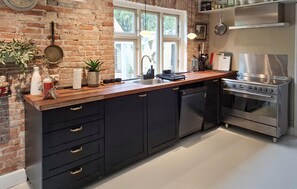 ثلاجة، غسالة أطباق، ماكينة لصنع القهوة/الشاي