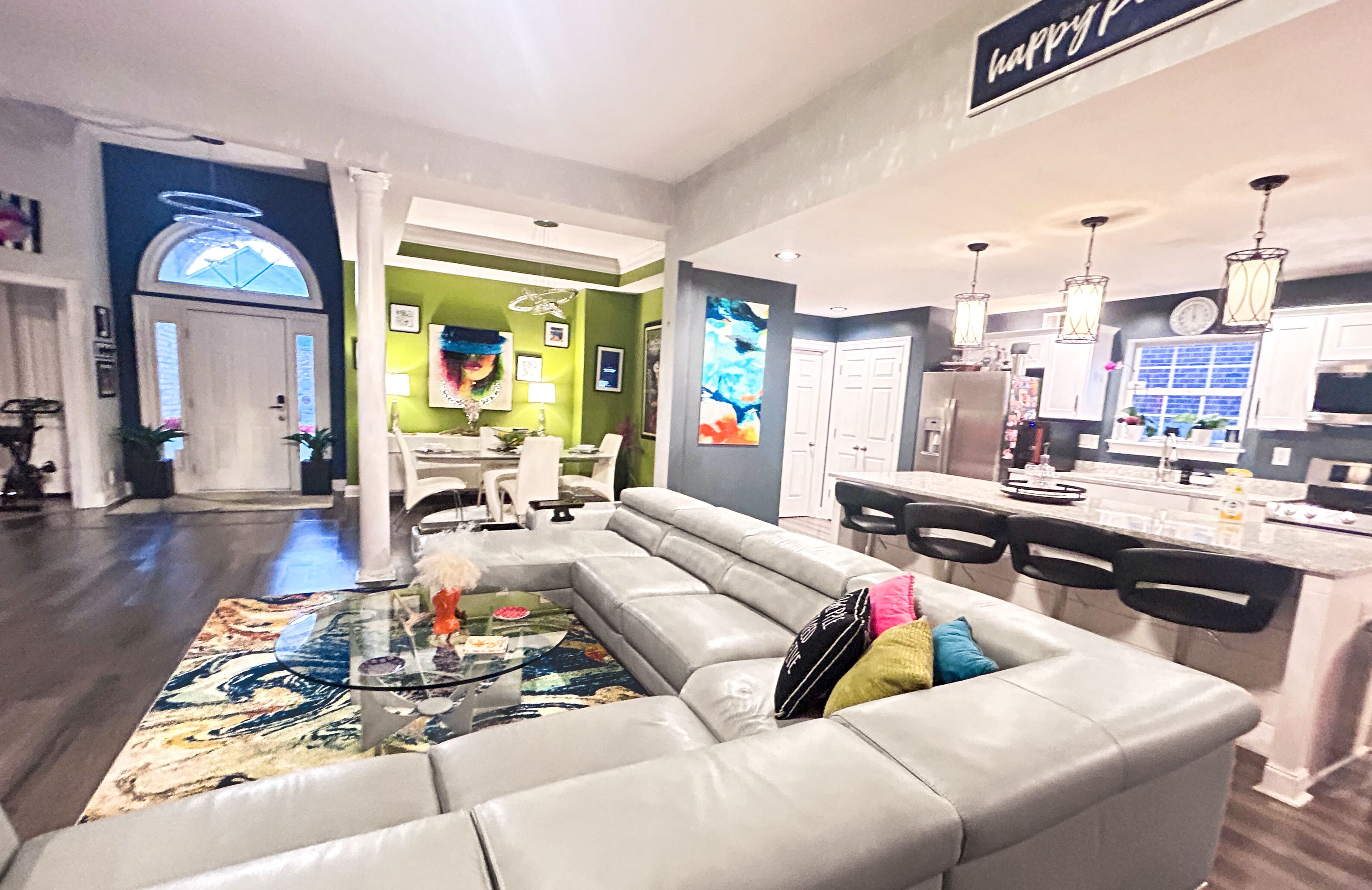 Smart-TV, peis, bøker og musikkbibliotek