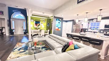 Smart-TV, peis, bøker og musikkbibliotek