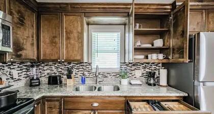 Lovely Downtown Private Apt. Free Parking & WIFI