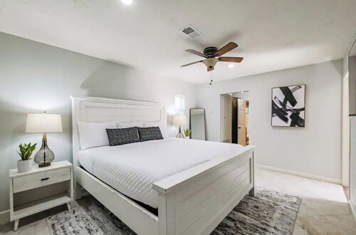 Lovely Downtown Private Apt. Free Parking & WIFI