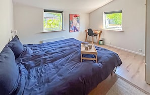 2 bedrooms, travel crib, WiFi (free)
