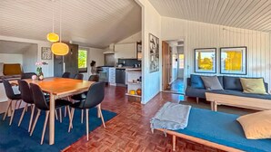 A modern interior with a dining area, kitchen, and living space. - Beautiful home in Ebeltoft with WiFi (Ebeltoft)