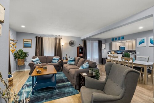 Luxury 3-bedroom Tri-Level w/ Game Room