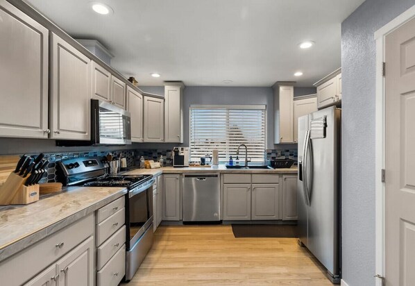 Frigorífic, microones, forn i placa de cuina 