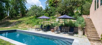 Fin lejlighed i villa for 3 gæster med pool, terrasse, kæledyr tilladt og parkering
