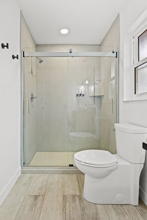 Ensemble baignoire-douche, séchoir à cheveux, serviettes fournies, savon