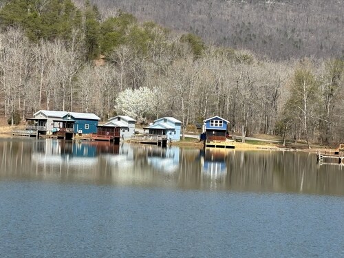 Waterfront Tiny Fishing Cabin -30 minutes from Chattanooga