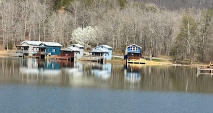 Waterfront Tiny Fishing Cabin -30 minutes from Chattanooga