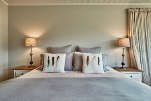 4 bedrooms, desk, soundproofing, iron/ironing board