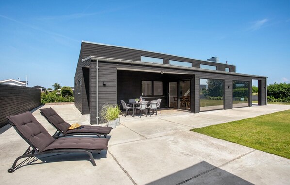 Outdoor dining - Beautiful home in Sæby with harbor view (Sæby)