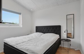 4 bedrooms, travel cot, free WiFi - Beautiful home in Sæby with harbor view (Sæby)