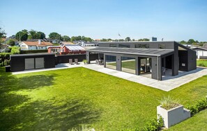 Exterior - Beautiful home in Sæby with harbor view (Sæby)