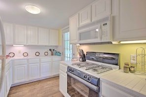 Fridge, microwave, stovetop, dishwasher - Lovely Pottsboro Home w/ Patio & Fire Pits! (Pottsboro)