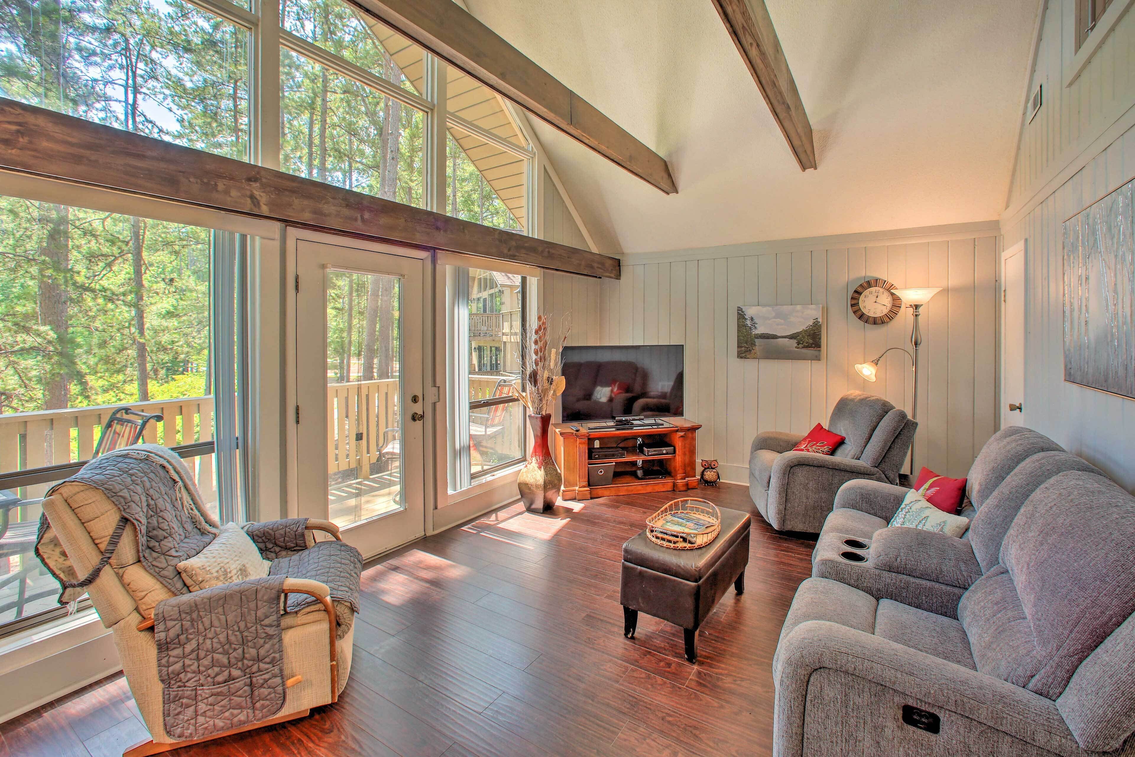 Keowee Key Condo w/ Deck & Resort Amenities!