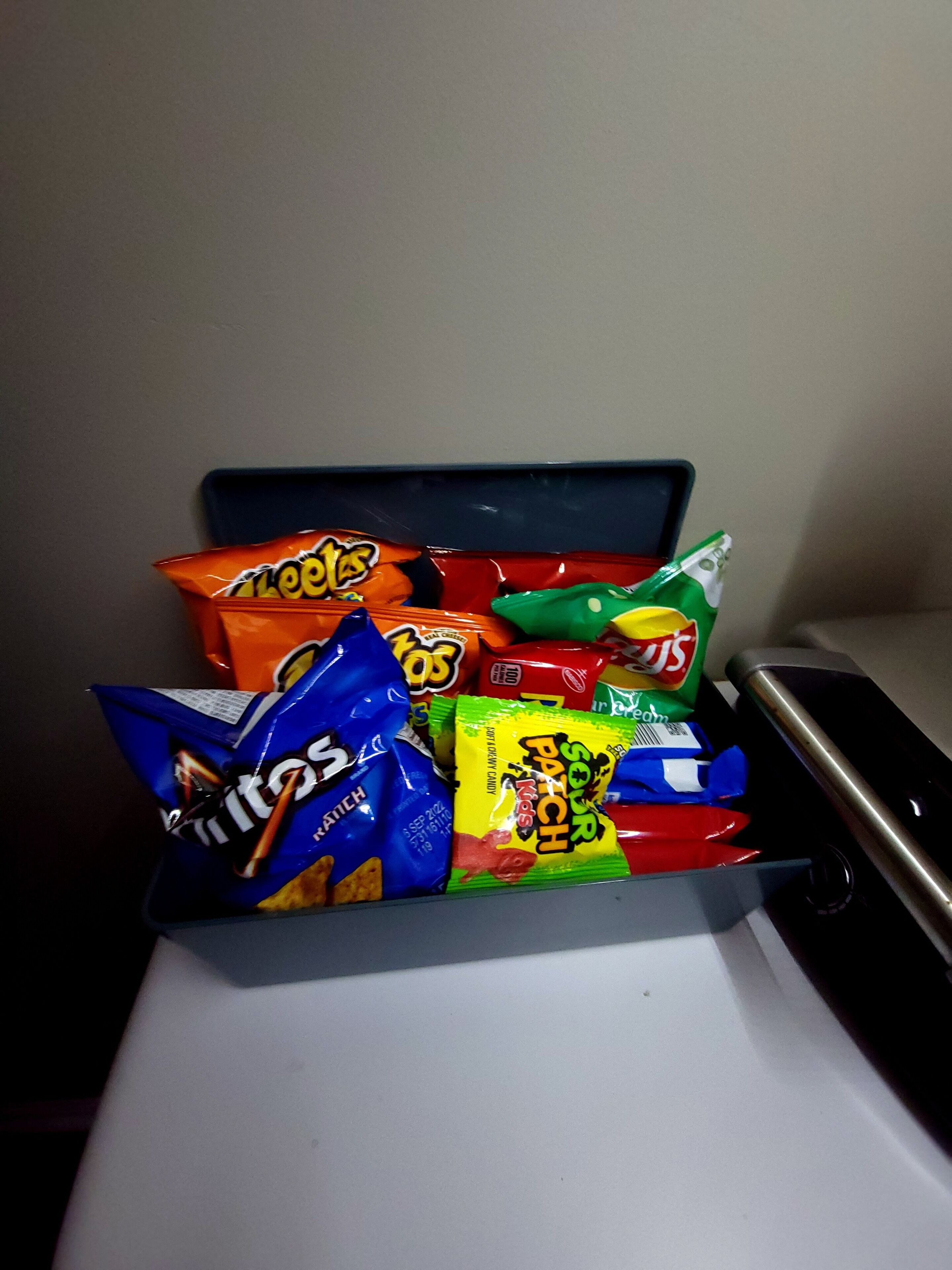 Eine Schublade voller verschiedener Snacktüten.