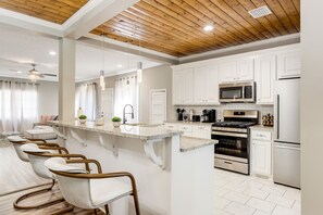 ثلاجة، ميكروويف، فرن، موقد طهي م�سطح