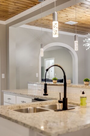 المنشأة من الداخل