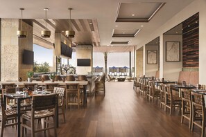 Se sirven desayunos y almuerzos; cocina americana; junto a la piscina