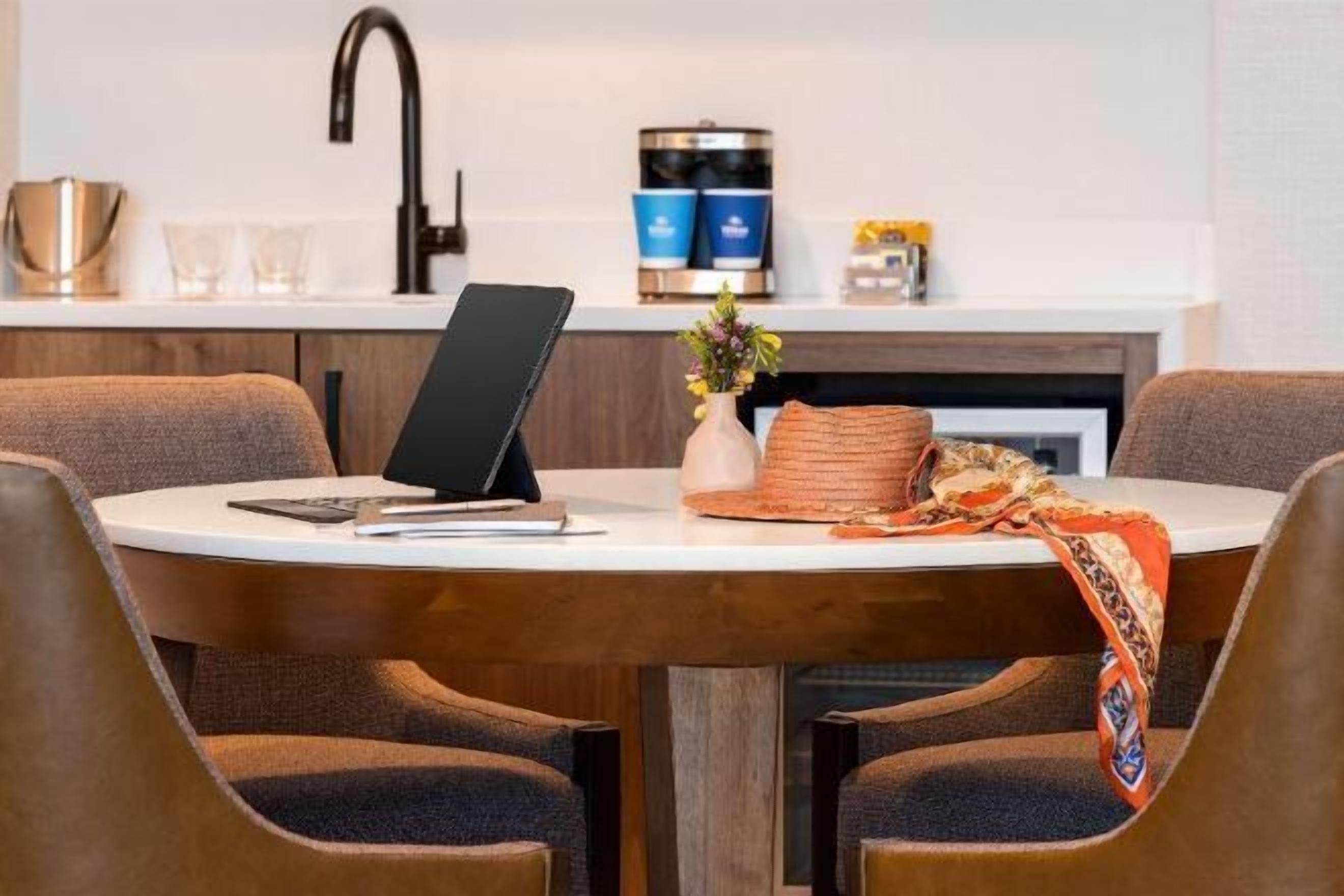 Spiseområde | Frokost og lunsj serveres, amerikanske retter, utsikt mot bassenget 